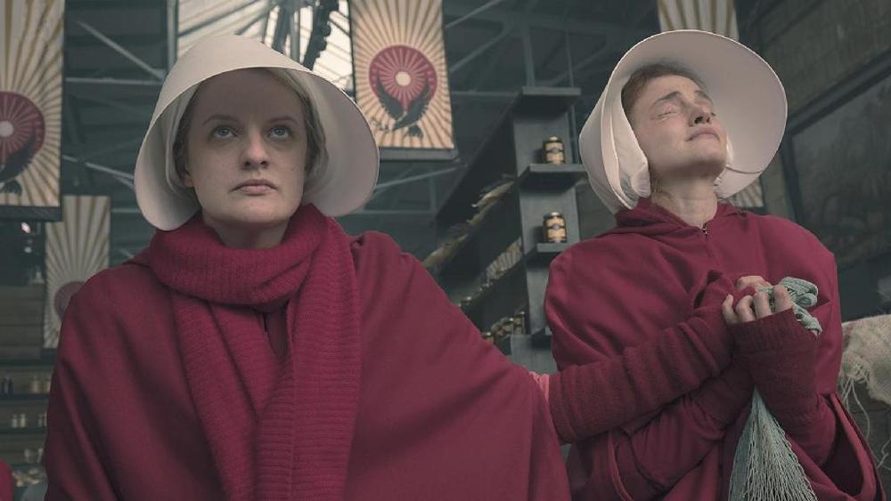 مدلین بروئر و الیزابت ماس در قسمت 8 فصل دوم «سرگذشت ندیمه»(The Handmaid's Tale)